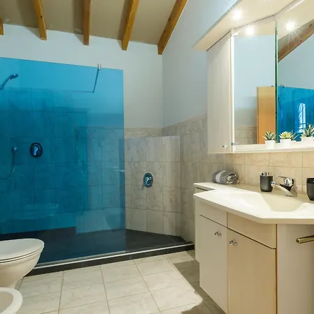 Zoe's Place - 1 Bd Loft Beachfront Apartament *